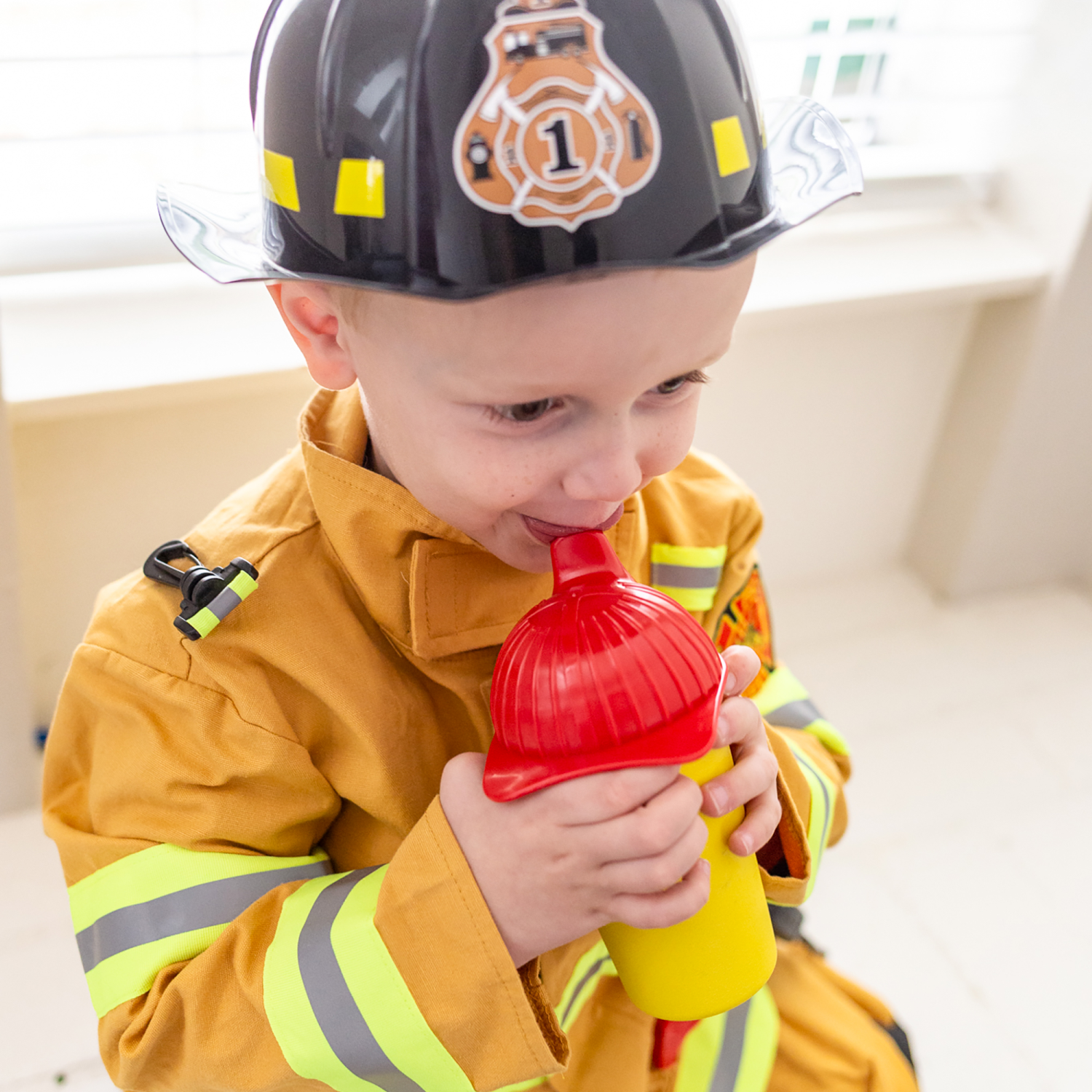 https://re-play.com/cdn/shop/files/fireman-no-spill-sippy-cup--lifestyle__002.png?v=1698330308